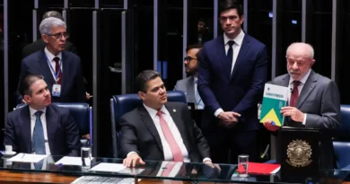 Brasília – DF – 16/10/2026 -O presidente do Senado, Davi Alcolumbre, Presidente da Câmara dos Deputados, Hugo Motta e Presidente, Luiz Inácio Lula da Silva, durante promulgação da Proposta de Emenda à Constituição (PEC 221), que acaba com a escala um dia de descanso a cada seis de trabalho no país, a escala 6x1. Lula Marques/Agência Brasil.