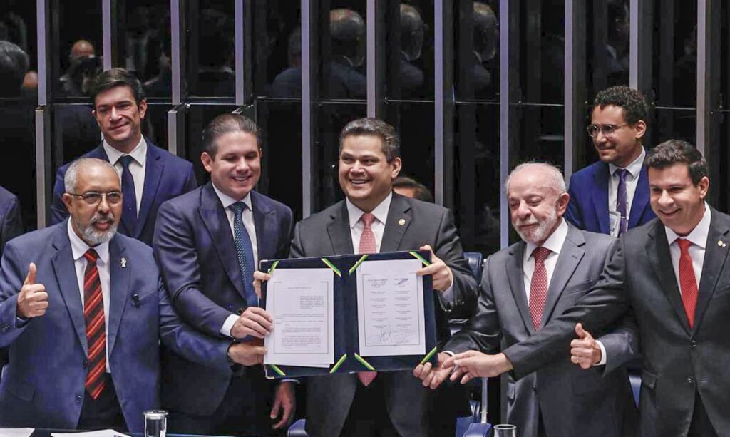 Brasília (DF), 16/10/2026 - Da esquerda para direita, Senador, Paulo Paim, presidente da Câmara dos deputados, Hugo Motta, presidente do Senado, Davi Alcolumbre, Presidente Luiz Inácio Lula da Silva e o deputado, Carlos Veras, promulgam a proposta de Emenda à Constituição (PEC 221), que acaba com a escala um dia de descanso a cada seis de trabalho no país, a escala 6x1. Foto: Lula Marques/Agência Brasil