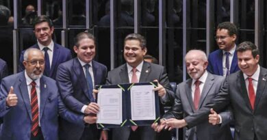 Brasília (DF), 16/10/2026 - Da esquerda para direita, Senador, Paulo Paim, presidente da Câmara dos deputados, Hugo Motta, presidente do Senado, Davi Alcolumbre, Presidente Luiz Inácio Lula da Silva e o deputado, Carlos Veras, promulgam a proposta de Emenda à Constituição (PEC 221), que acaba com a escala um dia de descanso a cada seis de trabalho no país, a escala 6x1. Foto: Lula Marques/Agência Brasil