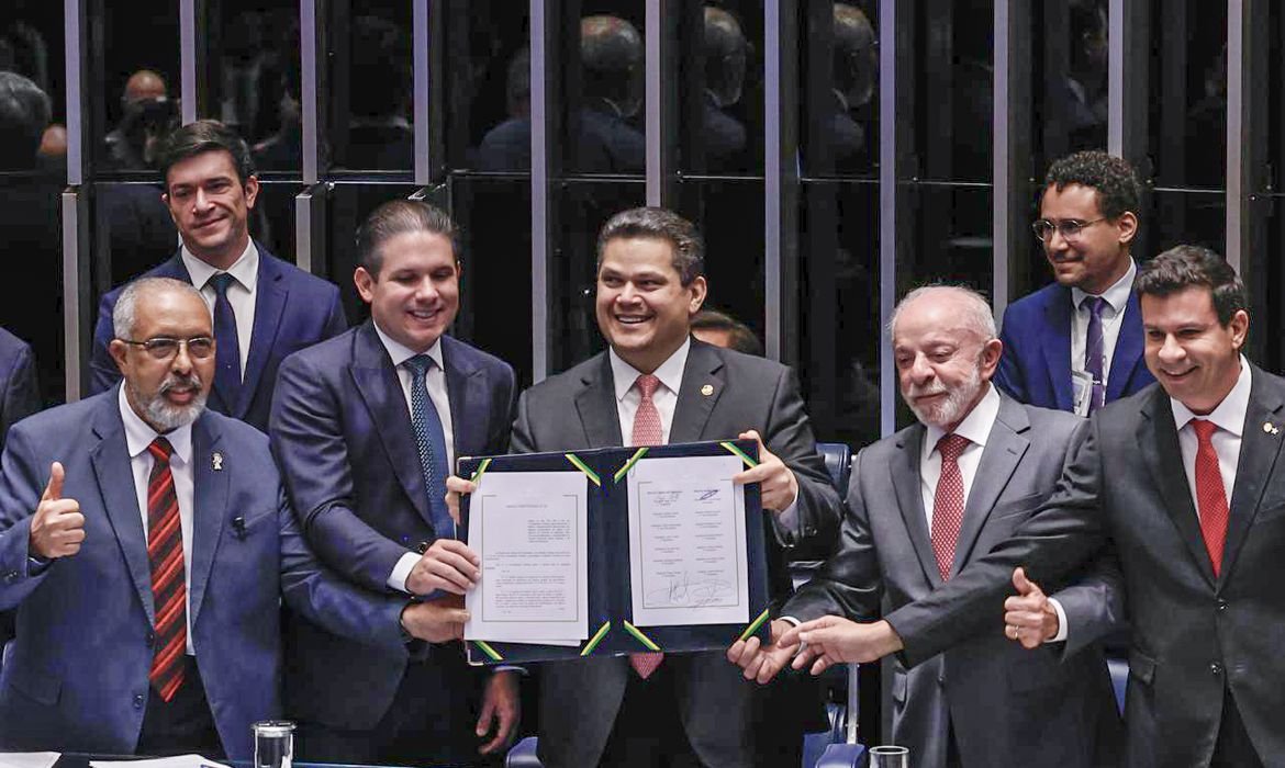 Alcolumbre homenageia Paim no fim da 6×1; entenda motivo