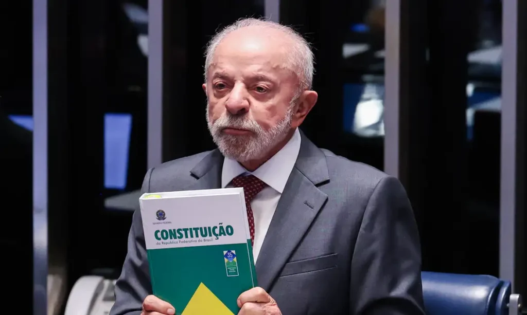 Brasília – DF – 16/10/2026 -O presidente do Senado, Davi Alcolumbre, Presidente da Câmara dos Deputados, Hugo Motta e Presidente, Luiz Inácio Lula da Silva, durante promulgação da Proposta de Emenda à Constituição (PEC 221), que acaba com a escala um dia de descanso a cada seis de trabalho no país, a escala 6x1. Lula Marques/Agência Brasil.