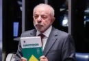 Brasília – DF – 16/10/2026 -O presidente do Senado, Davi Alcolumbre, Presidente da Câmara dos Deputados, Hugo Motta e Presidente, Luiz Inácio Lula da Silva, durante promulgação da Proposta de Emenda à Constituição (PEC 221), que acaba com a escala um dia de descanso a cada seis de trabalho no país, a escala 6x1. Lula Marques/Agência Brasil.