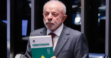 Brasília – DF – 16/10/2026 -O presidente do Senado, Davi Alcolumbre, Presidente da Câmara dos Deputados, Hugo Motta e Presidente, Luiz Inácio Lula da Silva, durante promulgação da Proposta de Emenda à Constituição (PEC 221), que acaba com a escala um dia de descanso a cada seis de trabalho no país, a escala 6x1. Lula Marques/Agência Brasil.