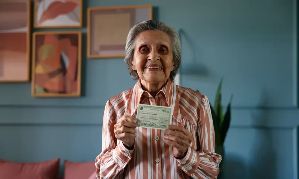 Rio de Janeiro (RJ), 10/07/2026 - Antonieta da Silva Campos, 96 anos, bancária aposentada, exibe seu título de eleitor em sua casa. Foto: Tânia Rêgo/Agência Brasil