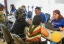 São Paulo 17/10/2026 - Cerca de 100 refugiados e migrantes, de 23 nacionalidades, participam, no Centro de São Paulo, da ação “Conexões que Transformam”. O evento promovido pelo Grupo Mulheres do Brasil, Konecta Brasil e Konecta Foundation reúne workshops de empregabilidade e empreendedorismo, revisão de currículo com tradução automática para o português, apoio à documentação e estações com vagas de emprego, espaço kids e de bem-estar. Foto: Rafa Neddermeyer/Agência Brasil