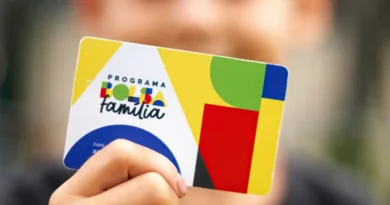 Família Beneficiária do Programa Bolsa Família - CRAS de Sobradinho 1 - Brasília (DF). Na foto eles seguram o cartão do programa Bolsa Família. Na foto Enzo Manoel (6 anos) Fotos: Lyon Santos/ MDS
