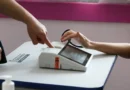 Eleitora realiza biometria durante votação na Escola Municipal de Ensino Fundamental - EMEF Celso Leite Ribeiro Filho, em Bela Vista.