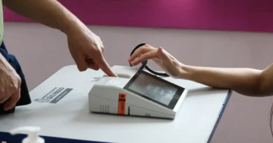 Eleitora realiza biometria durante votação na Escola Municipal de Ensino Fundamental - EMEF Celso Leite Ribeiro Filho, em Bela Vista.