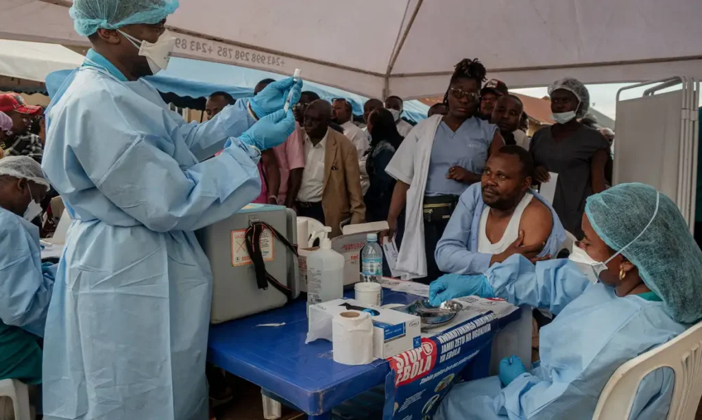 Profissionais de saúde e equipes humanitárias que atuam na linha de frente da resposta ao ebola são vacinados em Beni, na província de Kivu do Norte, na República Democrática do Congo, 16 de outubro de 2026. REUTERS/Gradel Muyisa Mumbere/Foto de arquivo