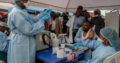 Profissionais de saúde e equipes humanitárias que atuam na linha de frente da resposta ao ebola são vacinados em Beni, na província de Kivu do Norte, na República Democrática do Congo, 16 de outubro de 2026. REUTERS/Gradel Muyisa Mumbere/Foto de arquivo
