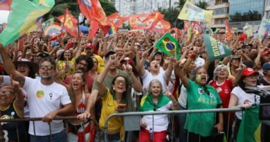 Rio de Janeiro (RJ), 18/10/2026 - Ato pela Democracia com participação de dezenas de artistas que apoiam a reeleição do presidente da República Luiz Inácio Lula da Silva, na orla de Copacabana. Foto: Rovena Rosa/Agência Brasil