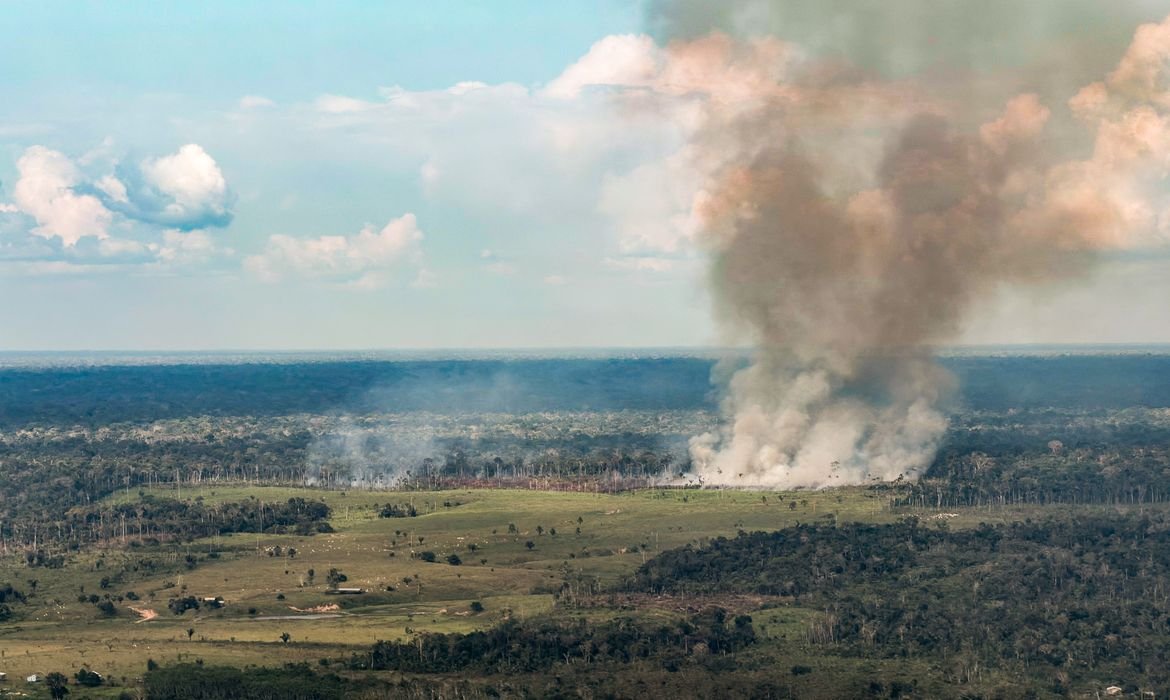 13/10/2026 - Acre - Fogo, queimadas, incêndios florestais e fumaça ameaçam a floresta amazônica no Acre. Entre Cruzeiro do Sul e Marechal Thaumaturgo, a paisagem revela a pressão sobre a vegetação nativa e a biodiversidade. Foto: Rafa Neddermeyer/Agência Brasil