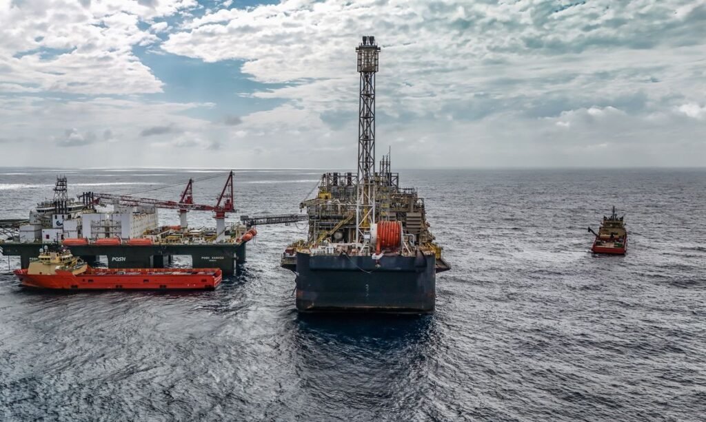 28/05/2026 - Pré-sal da Bacia de Santos -Esta é a P-67, uma unidade gigante do tipo FPSO (sistema flutuante de produção, armazenamento e transferência) que opera no pré-sal da Bacia de Santos. Com impressionantes 353 mil toneladas, 288 metros de comprimento, 54 metros de largura e 31 metros de altura, essa estrutura colossal tem capacidade para processar diariamente até 150 mil barris de petróleo e comprimir até 6 milhões de m³ de gás natural. Mostrar o cotidiano, a segurança e a dedicação dos profissionais que trabalham embarcados nessa superestrutura é uma forma de valorizar quem constrói a nossa história todos os dias. Como parte ativa do Programa Pró-Equidade de Gênero e Raça, a Petrobras reafirma o compromisso de construir um ambiente de trabalho mais inclusivo e representativo, quebrando barreiras históricas no setor offshore e impulsionando a equidade tanto em terra quanto mar afora. Foto: Rafa Neddermeyer/Agência Brasil
