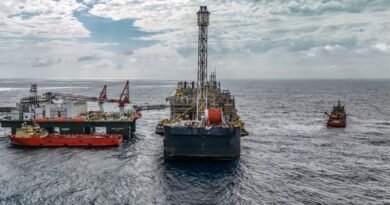 28/05/2026 - Pré-sal da Bacia de Santos -Esta é a P-67, uma unidade gigante do tipo FPSO (sistema flutuante de produção, armazenamento e transferência) que opera no pré-sal da Bacia de Santos. Com impressionantes 353 mil toneladas, 288 metros de comprimento, 54 metros de largura e 31 metros de altura, essa estrutura colossal tem capacidade para processar diariamente até 150 mil barris de petróleo e comprimir até 6 milhões de m³ de gás natural. Mostrar o cotidiano, a segurança e a dedicação dos profissionais que trabalham embarcados nessa superestrutura é uma forma de valorizar quem constrói a nossa história todos os dias. Como parte ativa do Programa Pró-Equidade de Gênero e Raça, a Petrobras reafirma o compromisso de construir um ambiente de trabalho mais inclusivo e representativo, quebrando barreiras históricas no setor offshore e impulsionando a equidade tanto em terra quanto mar afora. Foto: Rafa Neddermeyer/Agência Brasil