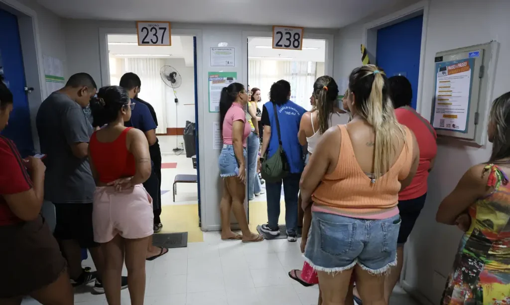 Rio de Janeiro (RJ), 04/10/2026 - Fila de eleitores na zona eleitoral da Escola Municipal Rinaldo de Lamare, na Rocinha. Foto: Rovena Rosa/Agência Brasil