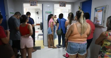 Rio de Janeiro (RJ), 04/10/2026 - Fila de eleitores na zona eleitoral da Escola Municipal Rinaldo de Lamare, na Rocinha. Foto: Rovena Rosa/Agência Brasil