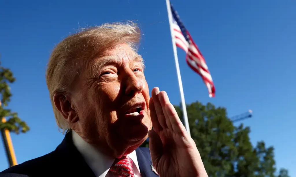 O presidente dos EUA, Donald Trump, fala com a imprensa ao deixar a Casa Branca a caminho do Kansas 19 de outubro de 2026 REUTERS/Kevin Lamarque