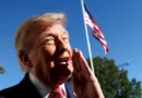 O presidente dos EUA, Donald Trump, fala com a imprensa ao deixar a Casa Branca a caminho do Kansas 19 de outubro de 2026 REUTERS/Kevin Lamarque