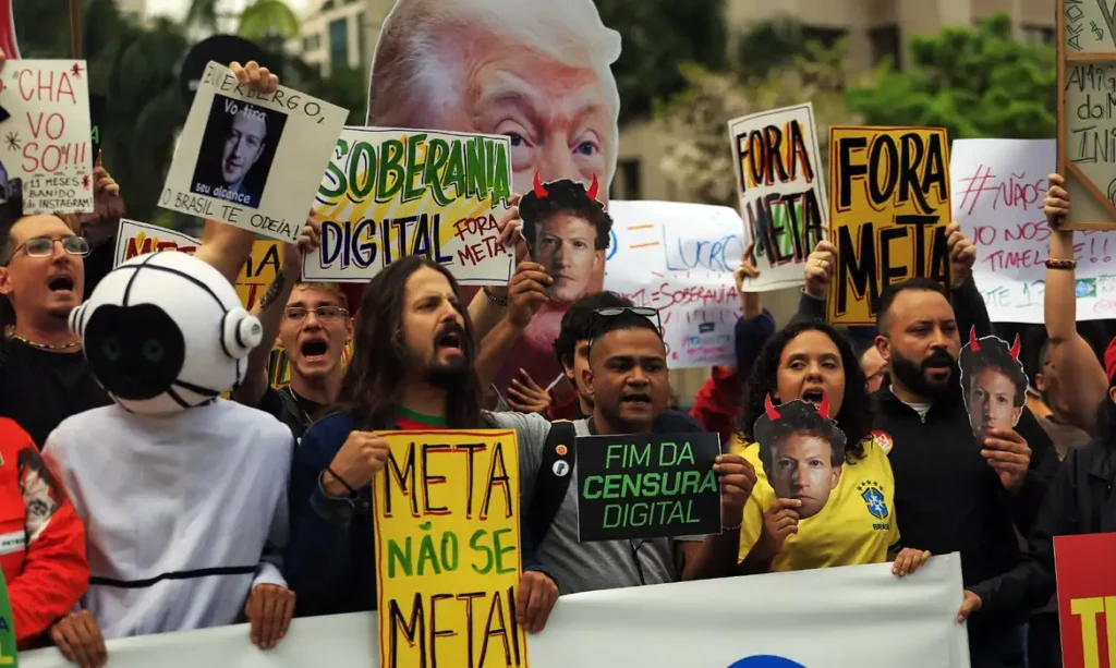 São Paulo (SP), 19/10/2026 - Organizações da sociedade civil e movimentos sociais realizam protesto em frente à sede da Meta , na avenida Faria Lima,3732, para denunciar o que consideram interferência sistemática da big tech na eleição brasileira. Foto: Paulo Pinto/Agencia Brasil