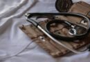 Estetoscópio médico em cima da cama. Foto: Marcelo Leal/Unsplash