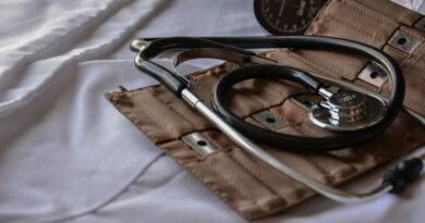 Estetoscópio médico em cima da cama. Foto: Marcelo Leal/Unsplash