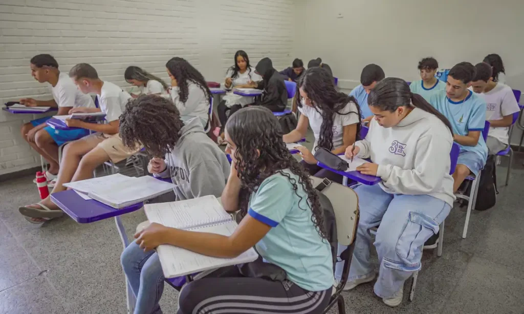 Brasília (DF), 25/06/2026 – Alunos do ensino médio do CED 16, na Ceilândia, aproveitam o segundo semestre letivo para intensificar a preparação em sala de aula visando o Exame Nacional do Ensino Médio (Enem), vestibulares, Programa de Avaliação Seriada (PAS/UnB) e outros processos seletivos de ingresso no ensino superior Foto: Rafa Neddermeyer/Agência Brasil