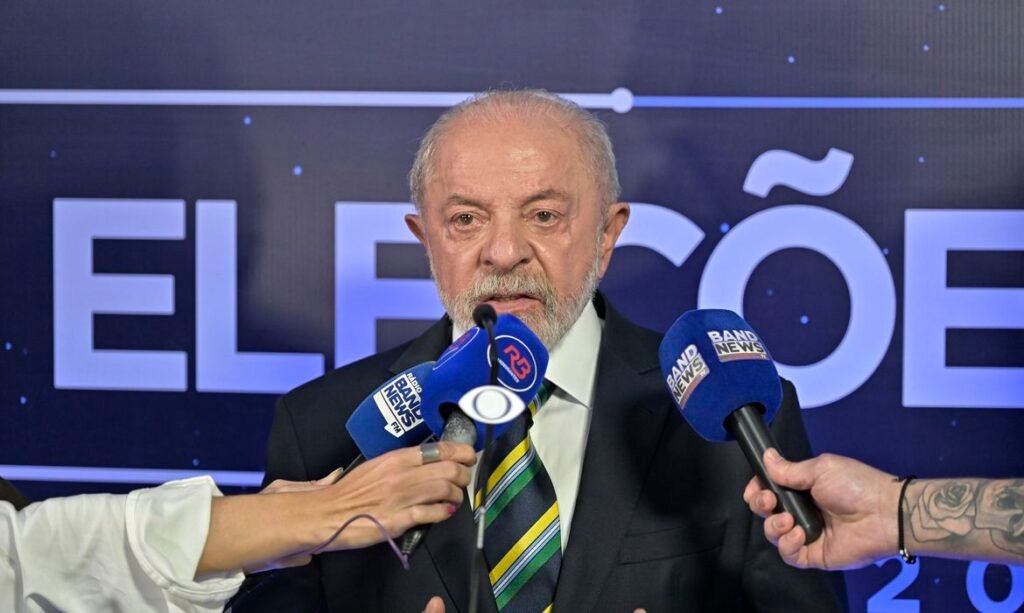 Brasília (DF), 18/10/2026 - Candidato Luiz Inácio Lula da Silva fala com jornalistas antes do debate na TV Bandierantes. Foto: Renato Pizzutto/Band