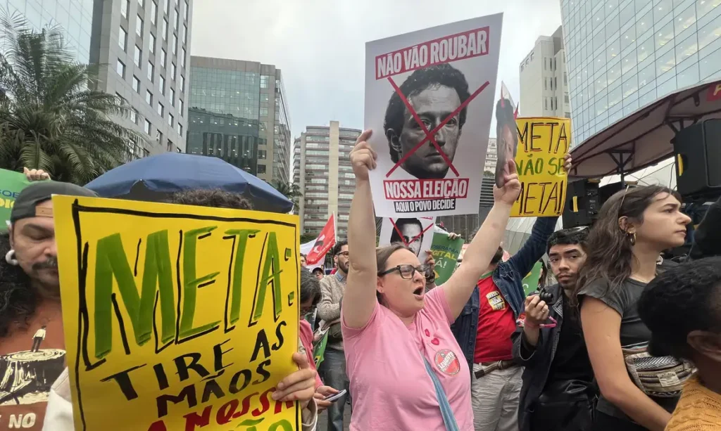 São Paulo (SP), 19/10/2026 - Organizações da sociedade civil e movimentos sociais realizam protesto em frente à sede da Meta , na avenida Faria Lima,3732, para denunciar o que consideram interferência sistemática da big tech na eleição brasileira. Foto: Paulo Pinto/Agencia Brasil
