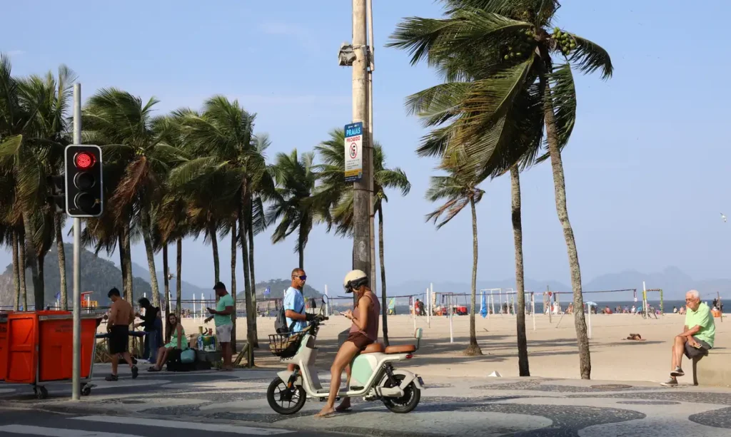 Rio de Janeiro (RJ), 21/08/2026 - Ventos balançam os coqueiros na orla da praia de Copacabana, na Zona Sul carioca. Foto: Rovena Rosa/Agência Brasil