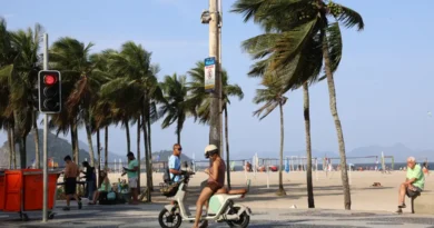 Rio de Janeiro (RJ), 21/08/2026 - Ventos balançam os coqueiros na orla da praia de Copacabana, na Zona Sul carioca. Foto: Rovena Rosa/Agência Brasil