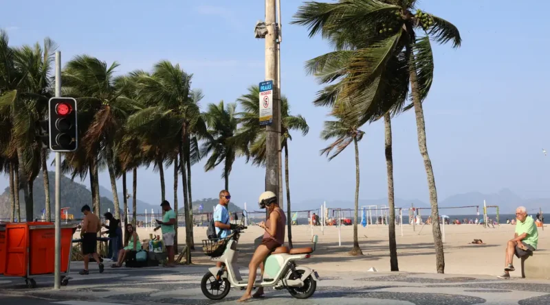 Rio de Janeiro (RJ), 21/08/2026 - Ventos balançam os coqueiros na orla da praia de Copacabana, na Zona Sul carioca. Foto: Rovena Rosa/Agência Brasil
