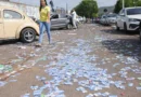 Brasília (DF), 04/10/2026 - Material de propaganda eleitoral é encontrado espalhado em frente a uma escola durante o primeiro turno das Eleições 2026, neste domingo. A distribuição de santinhos e a prática de boca de urna são proibidas no dia da votação. Foto: Joédson Alves/Agência Brasil