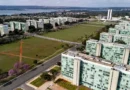 22/06/2026 - Brasília - A floração dos ipês-roxos transforma a paisagem de Brasília em um espetáculo de cores que dura apenas algumas semanas, mas deixa marcas na memória durante todo o ano. Considerada uma das árvores mais simbólicas do Cerrado brasileiro, o ipê anuncia a chegada da estação seca justamente quando perde suas folhas e exibe flores em tons vibrantes que contrastam com o céu azul da Esplanada dos Ministérios. Em meio às linhas retas, ao concreto aparente e aos tons cinza característicos da arquitetura modernista idealizada por Oscar Niemeyer, os ipês surgem como protagonistas da paisagem urbana. A explosão de flores roxas quebra a monotonia das formas e colore avenidas, parques e áreas residenciais, criando uma das cenas mais marcantes da capital federal. Breve e intensa, a floração dos ipês lembra que alguns dos mais belos espetáculos da natureza são também os mais passageiros. Foto: Rafa Neddermeyer/Agência Brasil
