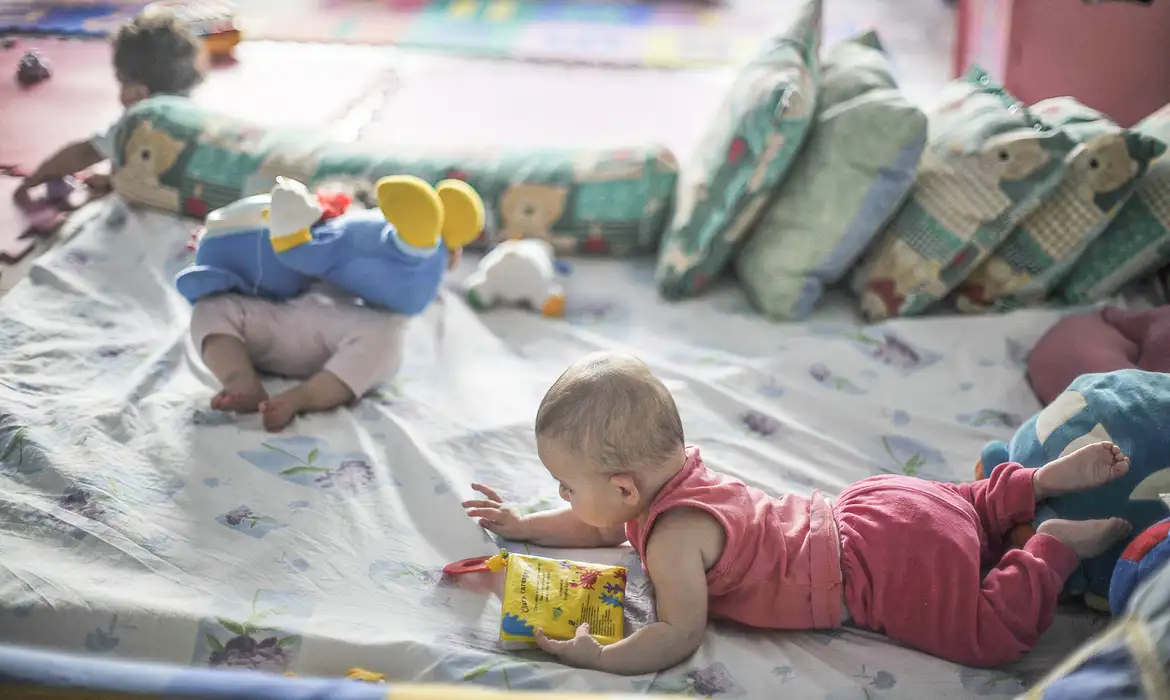 Brasília (DF), 16/02/2026 - Bebês brincam no Lar da Criança Padre Cícero, instituição que acolhe mais de 20 crianças e adolescentes. Poucos estão habilitados para adoção . Foto: Marcello Casal Jr/Agência Brasil