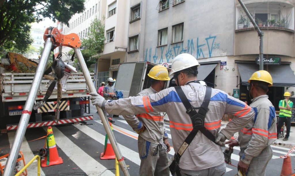São Paulo (SP), 18/03/2024 - Funcionários da Enel trabalham na rua General Jardim, em Vila Buarque, durante falta de energia na região central. Foto: Rovena Rosa/Agência Brasil