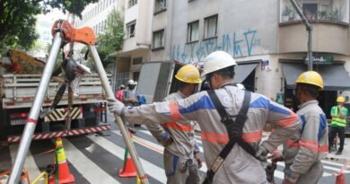 São Paulo (SP), 18/03/2024 - Funcionários da Enel trabalham na rua General Jardim, em Vila Buarque, durante falta de energia na região central. Foto: Rovena Rosa/Agência Brasil