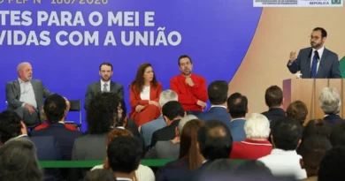Brasília – DF – 21/10/2026 -O presidente Luiz Inácio Lula da Silva durante cerimônia que encaminhou ao Congresso Nacional a proposta de emenda à Constituição (PEC) para garantir o transporte público urbano gratuito aos sábados e domingos e sancionou o projeto que aumenta limite de faturamento do MEI. Foto: Lula Marques/Agência Brasil
