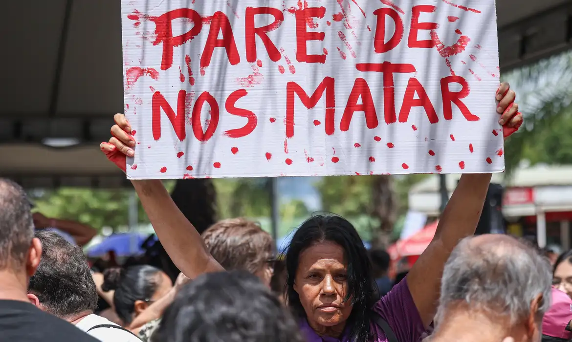 Brasília (DF), 07/12/2025 - O Levante Mulheres Vivas realiza ato na área central de Brasília para denunciar o feminicídio e todas as formas de violência contra mulheres. Foto: Marcelo Camargo/Agência Brasil