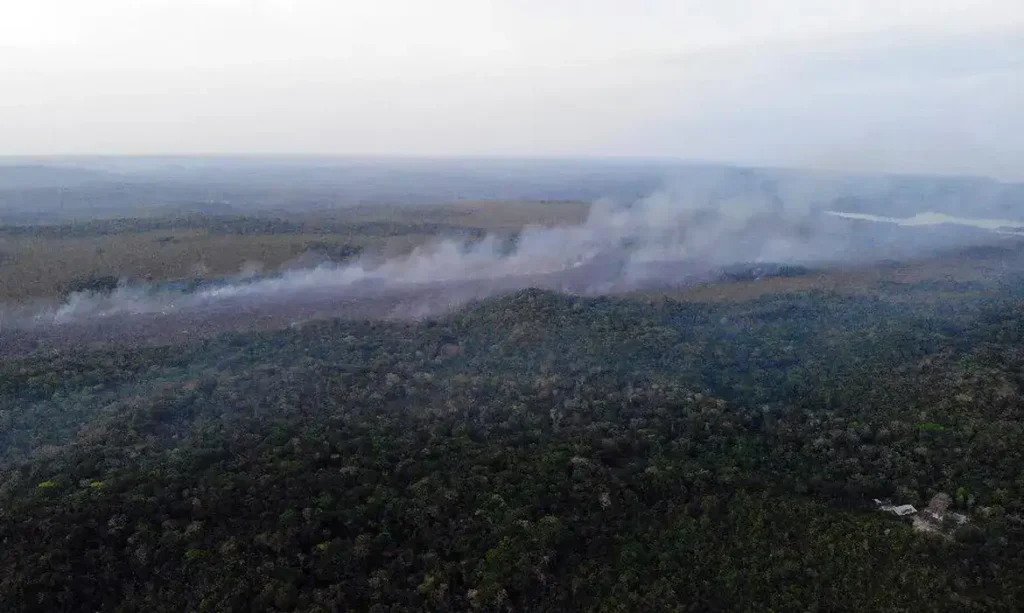 Alter do Chão, distrito de Santarém (PA), também foi atingido pelas chamas; a qualidade do ar no município é considerada insalubre nesta segunda-feira 19. Foto: Brigada de Alter do Chão (PA)/ Divulgação