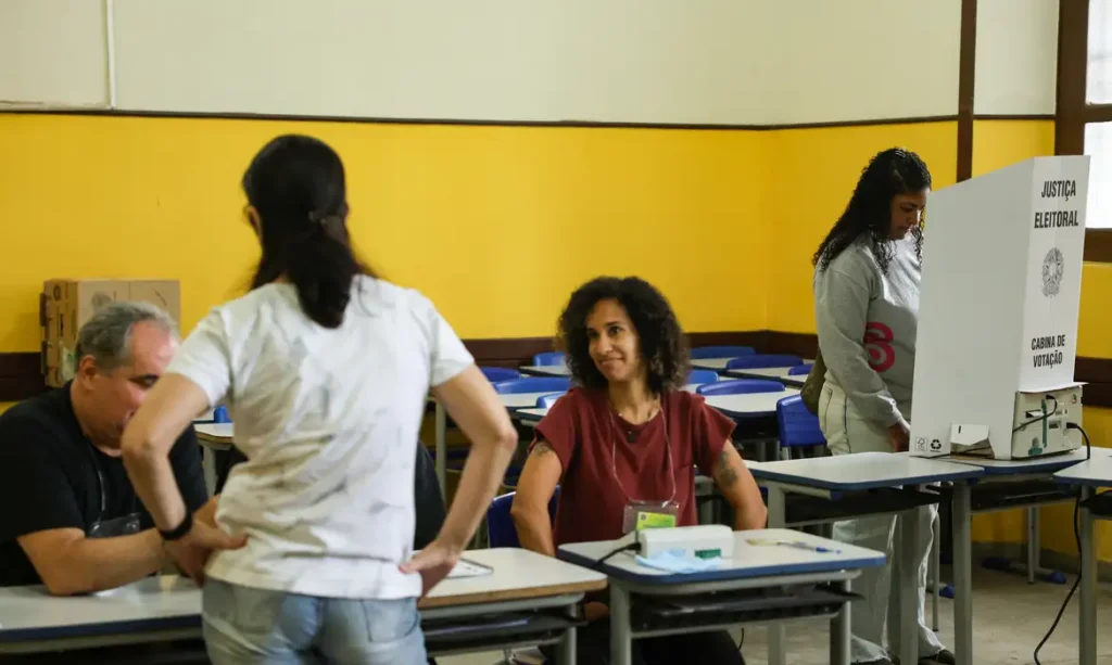 Niterói (RJ), 27/10/2024 – Eleitores votam na 71ª Zona Eleitoral, no Colégio Liceu Nilo Peçanha, no centro de Niterói. Foto: Tomaz Silva/Agência Brasil