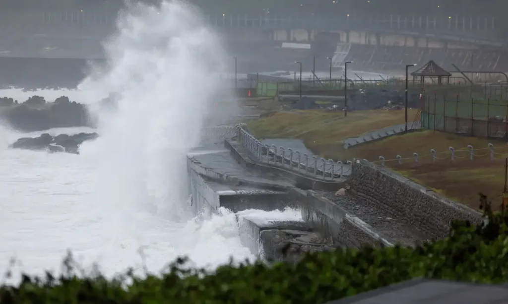 Ondas geradas pelo tufão Champi batem contra um quebra-mar em Keelung, em Taiwan 23 de outubro de 2026 REUTERS/Ann Wang