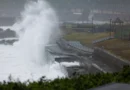 Ondas geradas pelo tufão Champi batem contra um quebra-mar em Keelung, em Taiwan 23 de outubro de 2026 REUTERS/Ann Wang