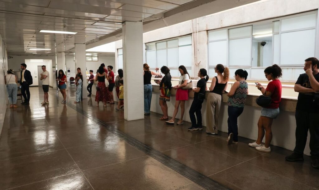 Brasília – DF – 04/10/2026 - Votação do primeiro turno. (Fila para votar no Colégio CEUB) FOTO: Lula Marques/Agência Brasil.
