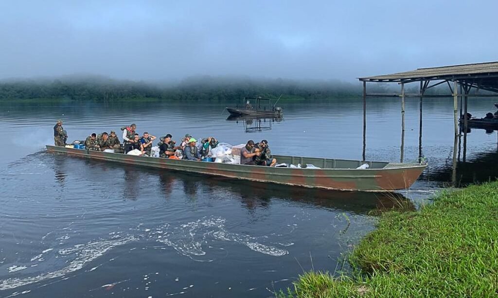 Militares da 22ª Brigada de Infantaria de Selva, do Exército, junto com o pessoal do TRE, transportam urnas no Rio Oiapoque, rumo à aldeia indígena de Kumarumã