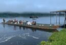 Militares da 22ª Brigada de Infantaria de Selva, do Exército, junto com o pessoal do TRE, transportam urnas no Rio Oiapoque, rumo à aldeia indígena de Kumarumã