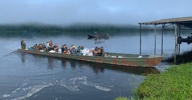 Militares da 22ª Brigada de Infantaria de Selva, do Exército, junto com o pessoal do TRE, transportam urnas no Rio Oiapoque, rumo à aldeia indígena de Kumarumã