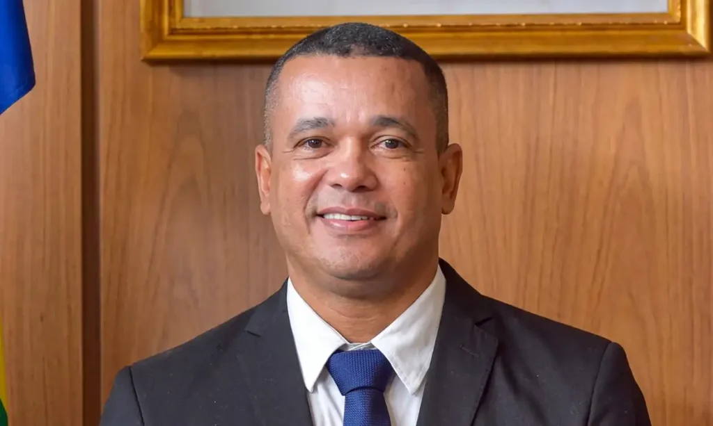 23/10/2026 - Barra do Corda (MA) afasta secretário por ameaça a eleitores do PT - O prefeito de Barra do Corda (MA), Rigo Alberto Teles de Sousa, determinou, nesta quinta-feira (22), o afastamento do secretário municipal de Segurança Pública, Antonio James Mota da Silva, até o fim das eleições de 2026 – que tem o segundo turno marcado para o próximo domingo (25). O texto assinado pelo prefeito, na portaria nº 398/2026, confirma que a decisão é motivada pelas declarações de James Mota que sugerem a realização de prisões e a perseguição de eleitores e apoiadores do Partido dos Trabalhadores (PT)