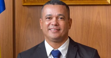 23/10/2026 - Barra do Corda (MA) afasta secretário por ameaça a eleitores do PT - O prefeito de Barra do Corda (MA), Rigo Alberto Teles de Sousa, determinou, nesta quinta-feira (22), o afastamento do secretário municipal de Segurança Pública, Antonio James Mota da Silva, até o fim das eleições de 2026 – que tem o segundo turno marcado para o próximo domingo (25). O texto assinado pelo prefeito, na portaria nº 398/2026, confirma que a decisão é motivada pelas declarações de James Mota que sugerem a realização de prisões e a perseguição de eleitores e apoiadores do Partido dos Trabalhadores (PT)