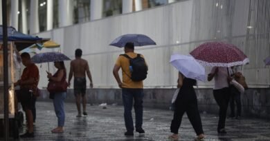 Rio de Janeiro (RJ) 29/01/2025 – Chegada de chuvas faz Defesa Civil enviar alerta extremo na cidade pela primeira vez. Pedestres com guarda-chuvas no Centro. Foto: Fernando Frazão/Agência Brasil
