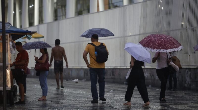 Rio de Janeiro (RJ) 29/01/2025 – Chegada de chuvas faz Defesa Civil enviar alerta extremo na cidade pela primeira vez. Pedestres com guarda-chuvas no Centro. Foto: Fernando Frazão/Agência Brasil